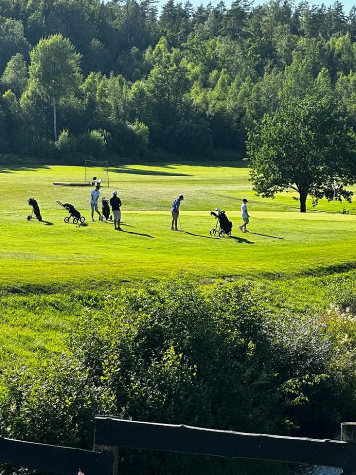 UTSATT…⛳️Hei alle junior-medlemmer i alderen 13-17 år⛳️

Førstkommende fredag 20.juni klokken 17 er det en egen kveld for dere på Tønsberg Golfklubb. 
Det blir ni-hull spill på banen før det blir servert pizza og brus i klubbhuset etterpå
Påmelding i Golfbox eller på mail post@tonsberggolf.no.Ta gjerne med en venn eller to. 
Dette blir en morsom og sosial kveld.
Meld dere på da vel🤩